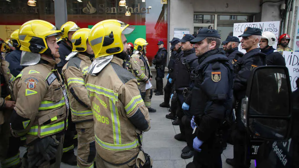 Bombeiros e polic&iacute;as durante a mobilizaci&oacute;n desta terza feira en Lugo (foto: Carlos Castro / Europa Press).