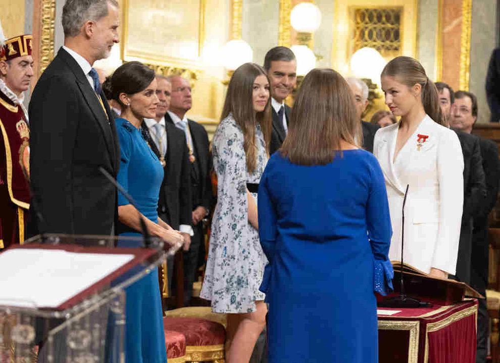 Leonor de Borbón (1ª pola dereita) na xura da Constitución hoxe, ante a presidenta do Congreso (de costas), Francina Armengol. (Foto: Eduardo Parra / Europa Press)
