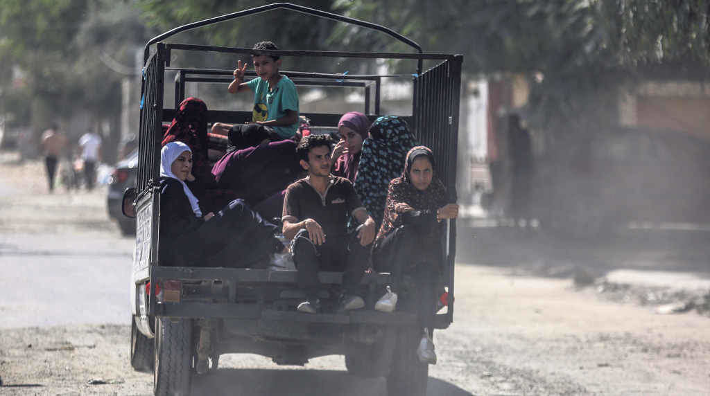 Palestinos viaxan desde o norte da Faixa de Gaza cara ao sur pola estrada Salah al-Din, a principal vía de comunicación (Foto: Mohammed Talatene).