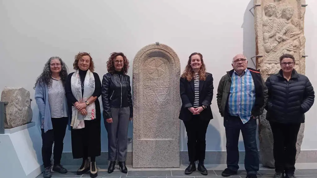 A estela funeraria restaurada de Cerecivs (Foto: Deputaci&oacute;n de Lugo).