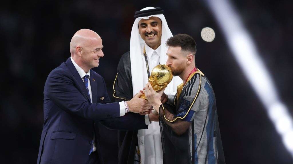 Leo Messi recibindo de mans de Gianni Infantino a Copa do Mundo de 2022 ante a atenta mirada do emir de Qatar, Tamim ben Hamad Al Thani. (Foto: AFP7 / Europa Press)