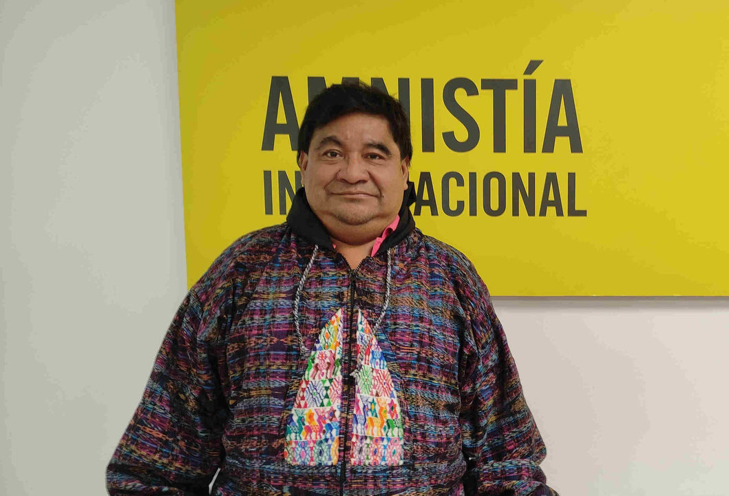 O activista polos dereitos humanos Bernardo Caal na sede de Amnistía Internacional no Estado. (Foto: Europa Press)