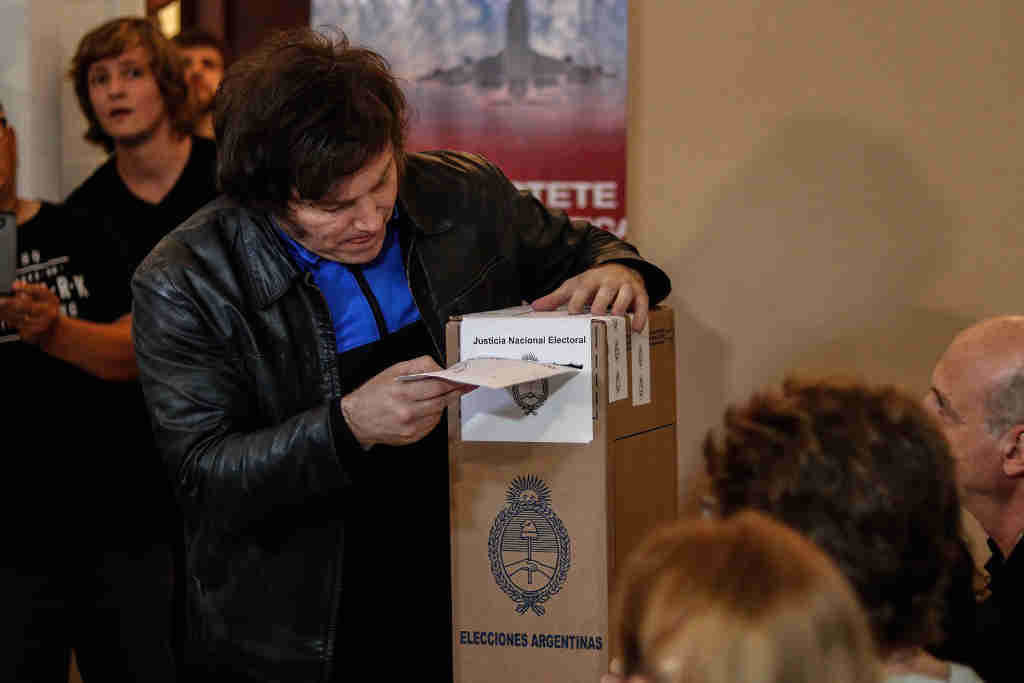 O ultradereitista Javier Milei nas votacións da primeira volta. (Foto: Cristobal Basaure Araya / SOPA Ima / DPA)