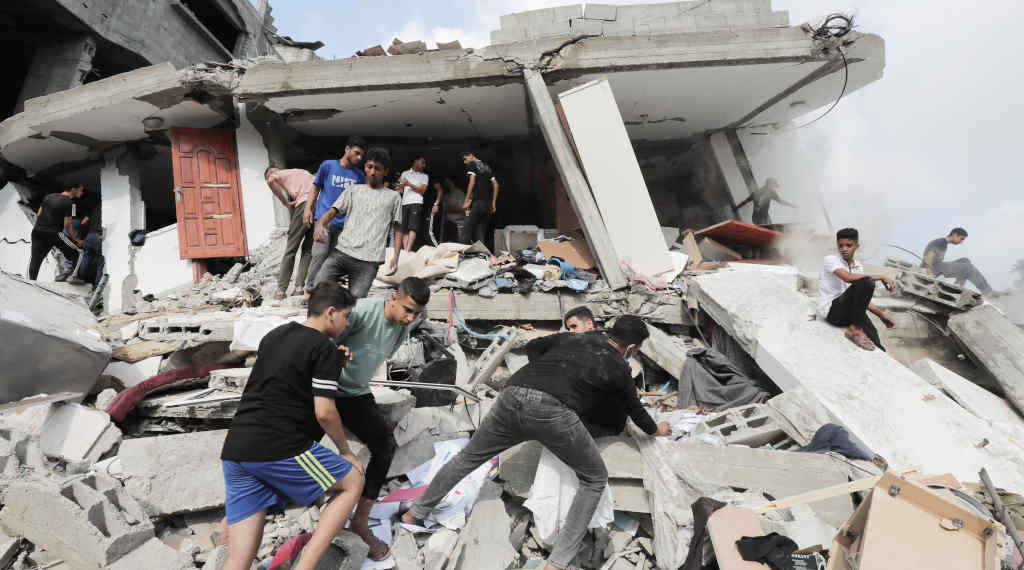 Un edificio destruído após un ataque israelí en Gaza (Foto: Naaman Omar / Zuma Press / Contactophoto).