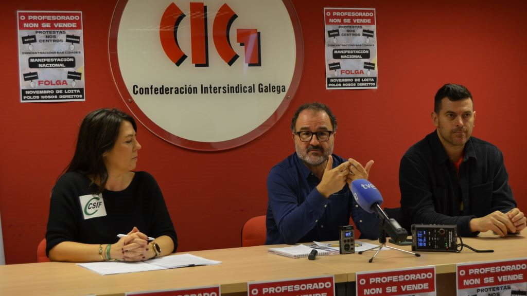 Rosa Silva, de CSIF. Suso Bermello, da CIG-Ensino, e Lois Pérez do STEG. (Foto: Nós Diario).