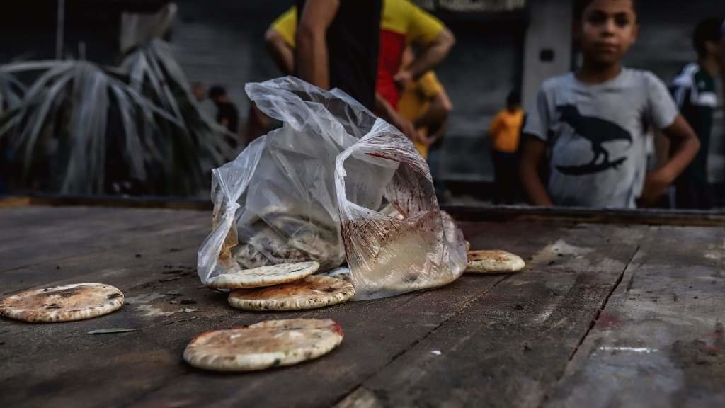Bolsa de pan ensanguentada tras un ataque israelí en Gaza. (Foto: Mohammad Abu Elsebah)