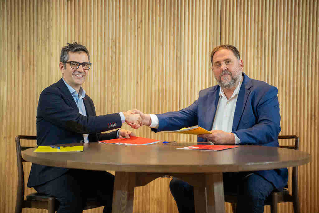 Félix Bolaños, ministro español de Presidencia (PSOE), e Oriol Junqueras, líder de ERC, asinaron hoxe un pacto de investidura. (Foto: Gerard Magrinya)