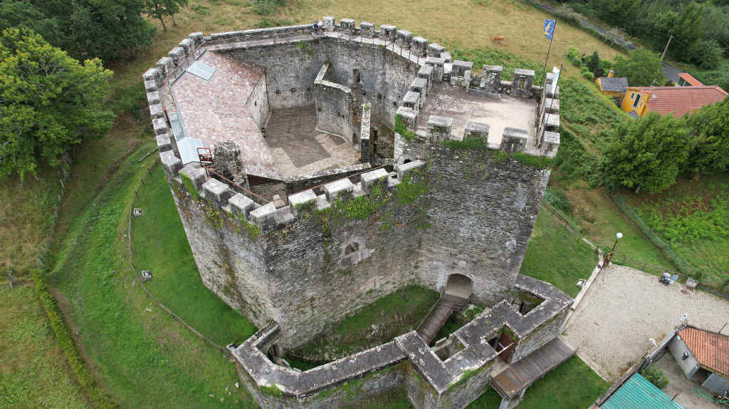 Vista aérea do castelo de Moeche e do seu baluarte de entrada  (Foto: David Vide López).