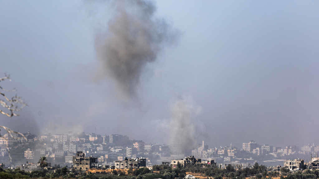 Fume tras un bombardeo israelí en Gaza (Foto: Ilia Yefimovich / dpa).