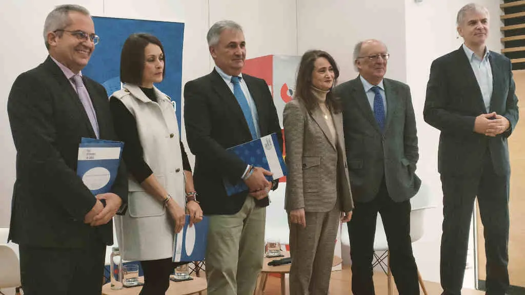 Patricio Sanchez, Lucia Ferreira, Francisco Jose Armesto, Ana Mar&iacute;a Mejias, Fernando Gonz&aacute;lez Laxe e Santiago Lago na presentaci&oacute;n do informe (Foto: N&oacute;s Diario).