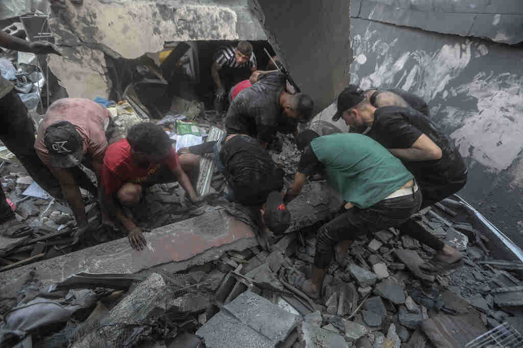 Civís palestinos buscan superviventes tras un ataque israelí en Gaza, hoxe. (Foto: Mohammed Talatene / DPA)