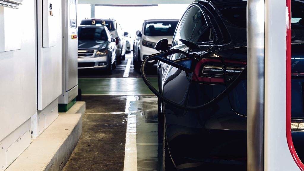 Punto de carga de coches eléctricos nunha zona de aparcamento. (Foto: Nós Diario)