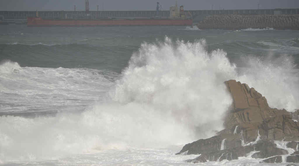 Grandes ondas na costa da Coruña (Foto: Gustavo de la Paz / Europa Press).