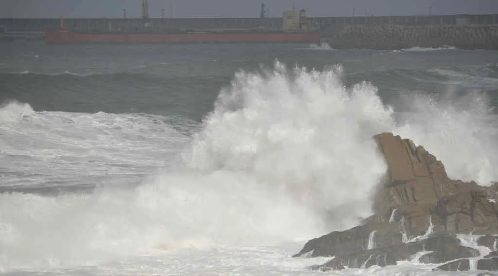 Grandes ondas na costa da Coru&ntilde;a (Foto: Gustavo de la Paz / Europa Press).