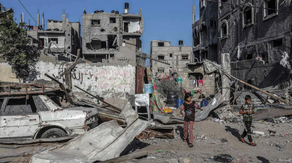D&uacute;as crianzas palestinas entre as ru&iacute;nas en Gaza (Foto: Abed Rahim Khatib / dpa).