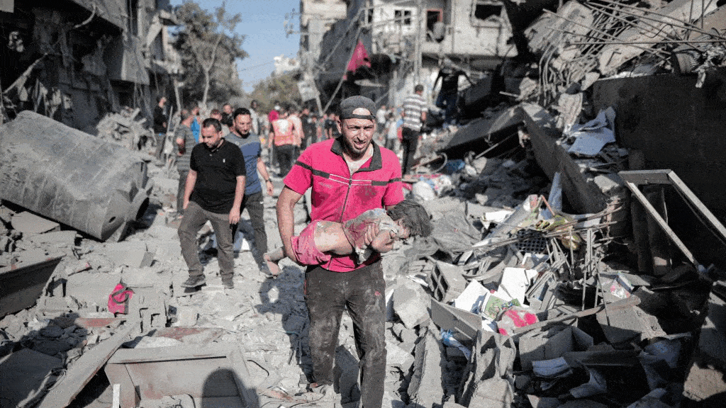 O bombardeo do campamento de refuxiados de Al-Bureij, na cidade de Deir Al-Balah, en Gaza, deixou centos de mortos e feridos. (Fotos: Adel Al Hwajre / Zuma Press)