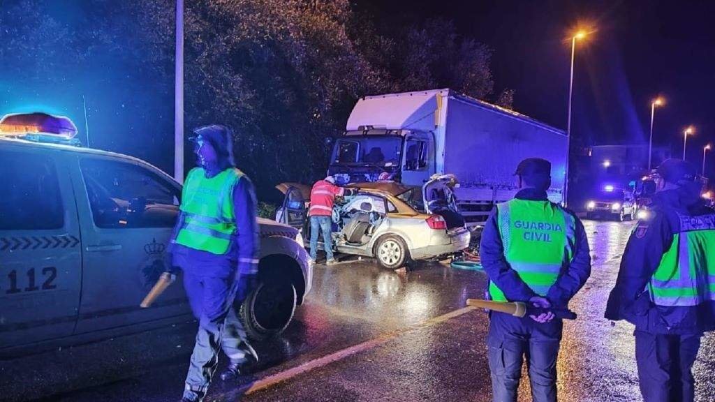 O turismo após a colisión co camión estacionado. (Foto: Europa Press)