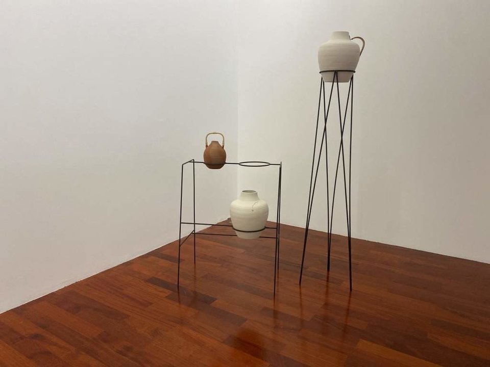 Pezas do proxexto 'In itinere' (2022), de Verónica Moar, na exposición de Porto.