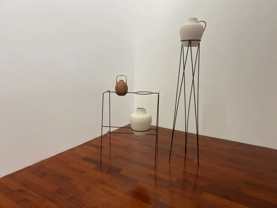 Pezas do proxexto 'In itinere' (2022), de Ver&oacute;nica Moar, na exposici&oacute;n de Porto.