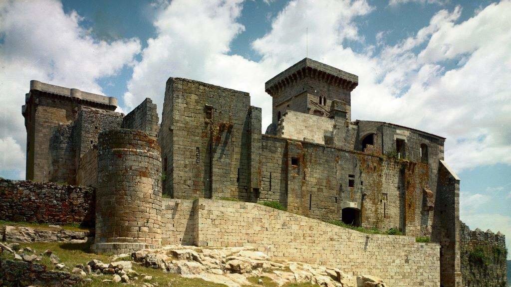 Vista panorámica do castelo de Monterrei en 1967. (Foto: Arquivo de Galicia)