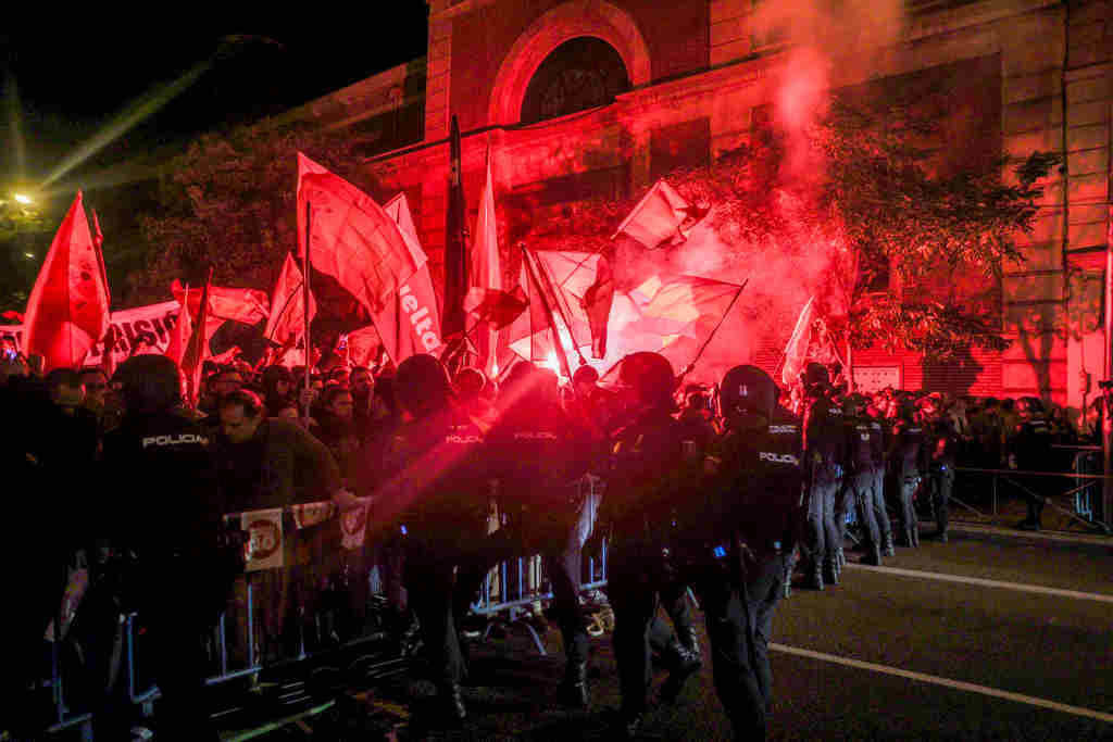 Protestas a noite da segunda feira diante da sede do PSOE en Madrid. (Foto: Ricardo Rubio / Europa Press)