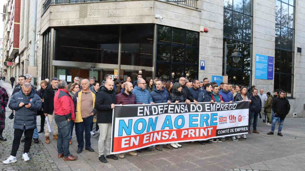 Concentración esta terza feira de traballadoras e traballadores da empresa Einsa Print diante da sede territorial da Xunta da Galiza en Ferrol (Foto: Nós Diario).