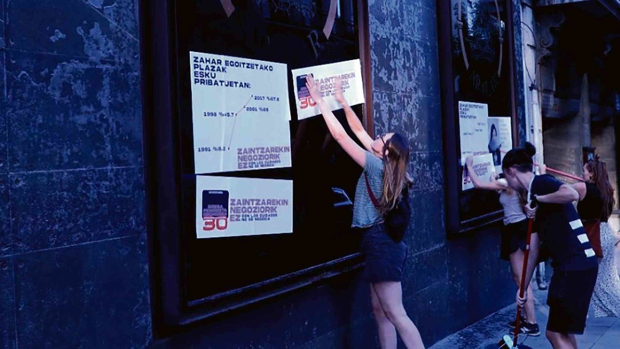 Pegada de carteis chamando á folga feminista xeral convocada por Euskal Herria Bizitzak Erdigunean para o próximo 30 de novembro (Foto: Bizitzak Erdigunean).