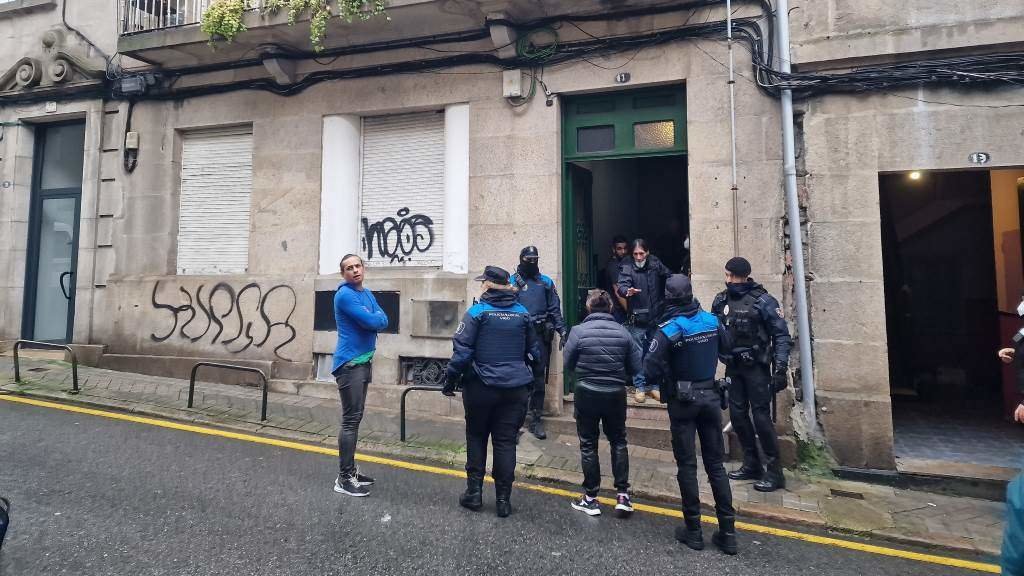 A Policía Local, no desafiuzamento desta mañá na rúa Fisterra de Vigo. (Foto: Europa Press)