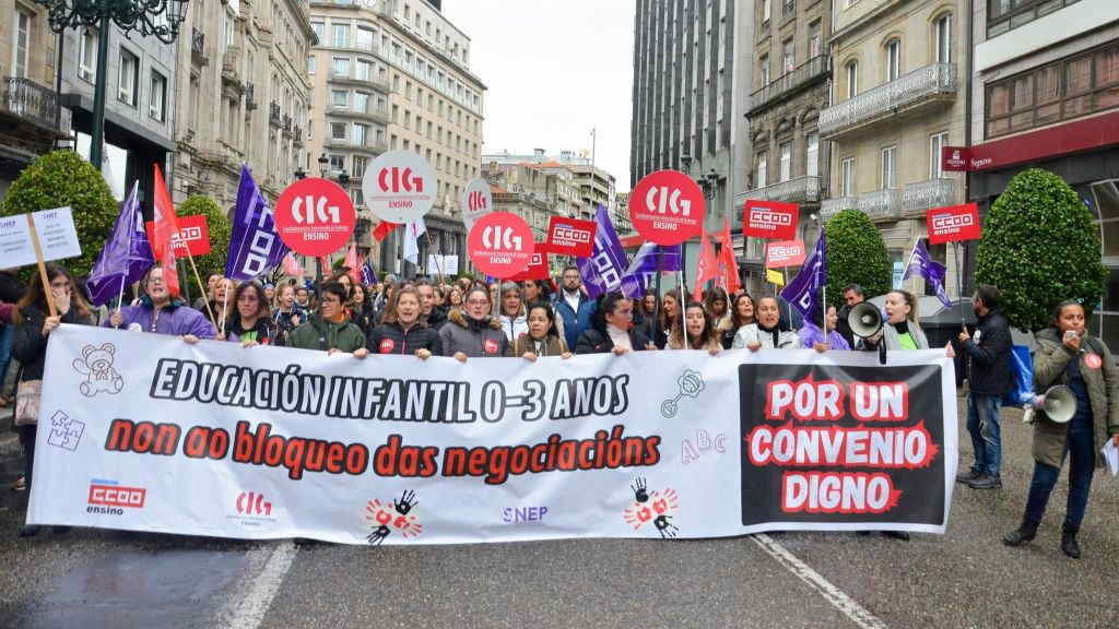 Traballadoras das escolas infantís de 0 a 3 anos manifestáronse en Vigo en defensa dun convenio digno. (Foto: Nós Diario).