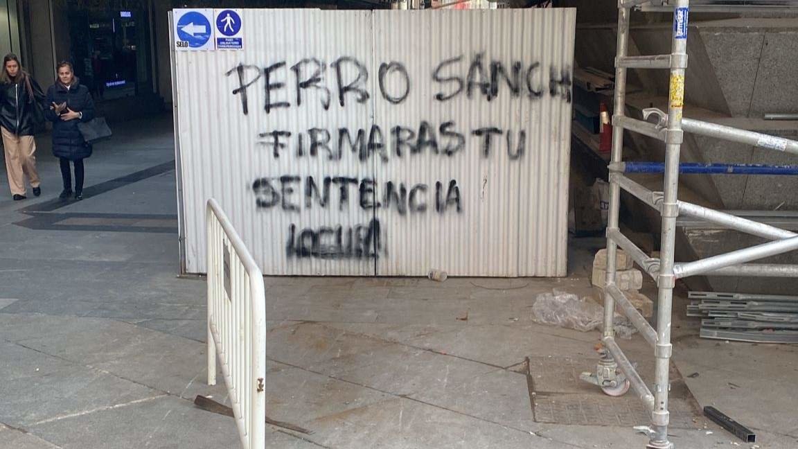 Pintada ameazante contra Pedro Sánchez na madrileña rúa de Callao (Foto: Valeria Mantese).