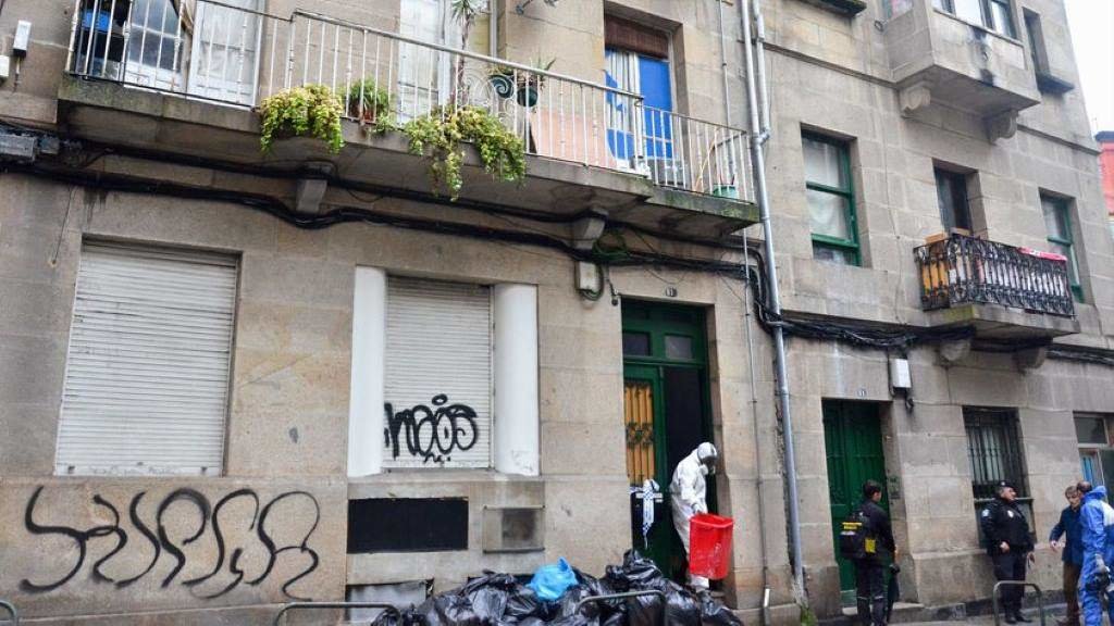 Momento da actuación policial decorrida esta cuarta feira, 8 de novembro, nos números 11 e 13 da rúa Fisterra de Vigo, onde apareceu un veciño falecido. (Foto Nós Diario)