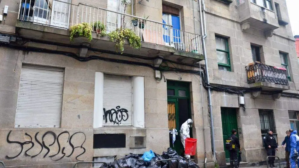 Momento da actuaci&oacute;n policial decorrida esta cuarta feira, 8 de novembro, nos n&uacute;meros 11 e 13 da r&uacute;a Fisterra de Vigo, onde apareceu un veci&ntilde;o falecido. (Foto N&oacute;s Diario)