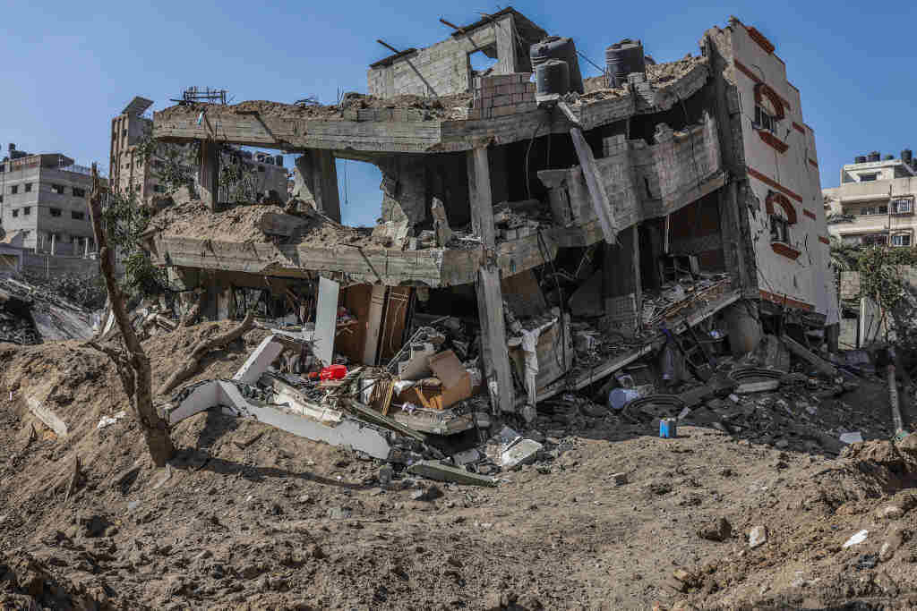 Edificio en Gaza destruídos polos ataques israelís, onte. (Foto: Mohammad Abu Elsebah / dpa)
