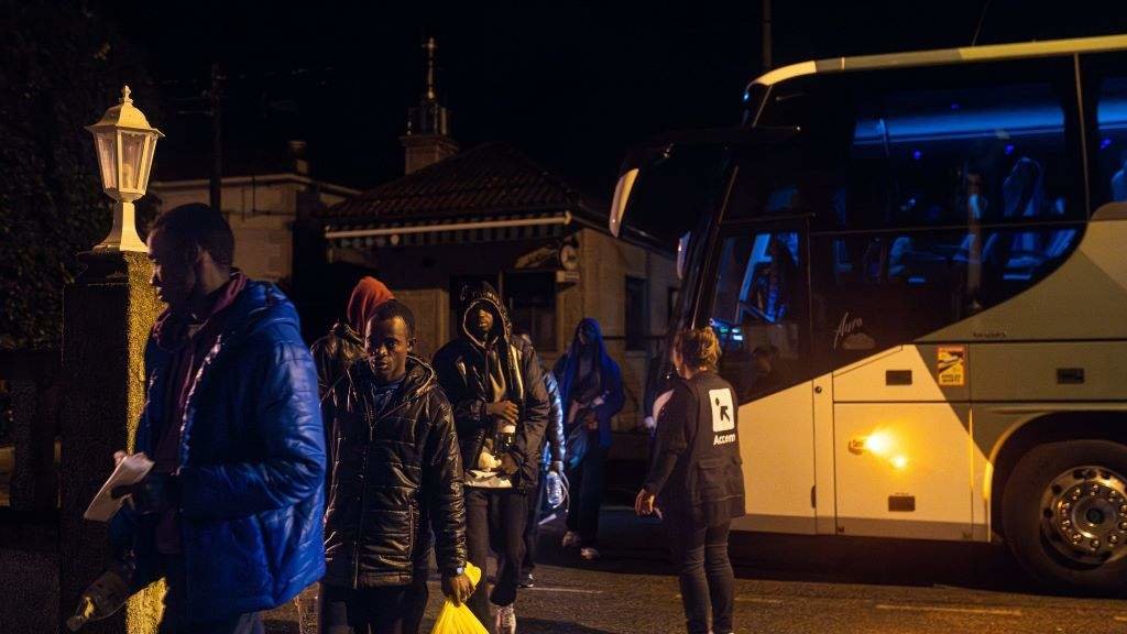Os migrantes chegaron esta mañá ao Hotel Baixamar de Sanxenxo. (Foto: Elena Fernández / Europa Press)