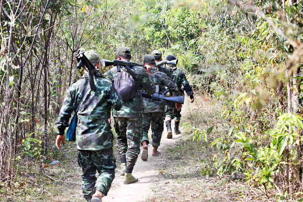 Combatentes do Exército de Liberación Nacional karen.  (Foto: Thomas James Hurst / Europa Press / Contacto)