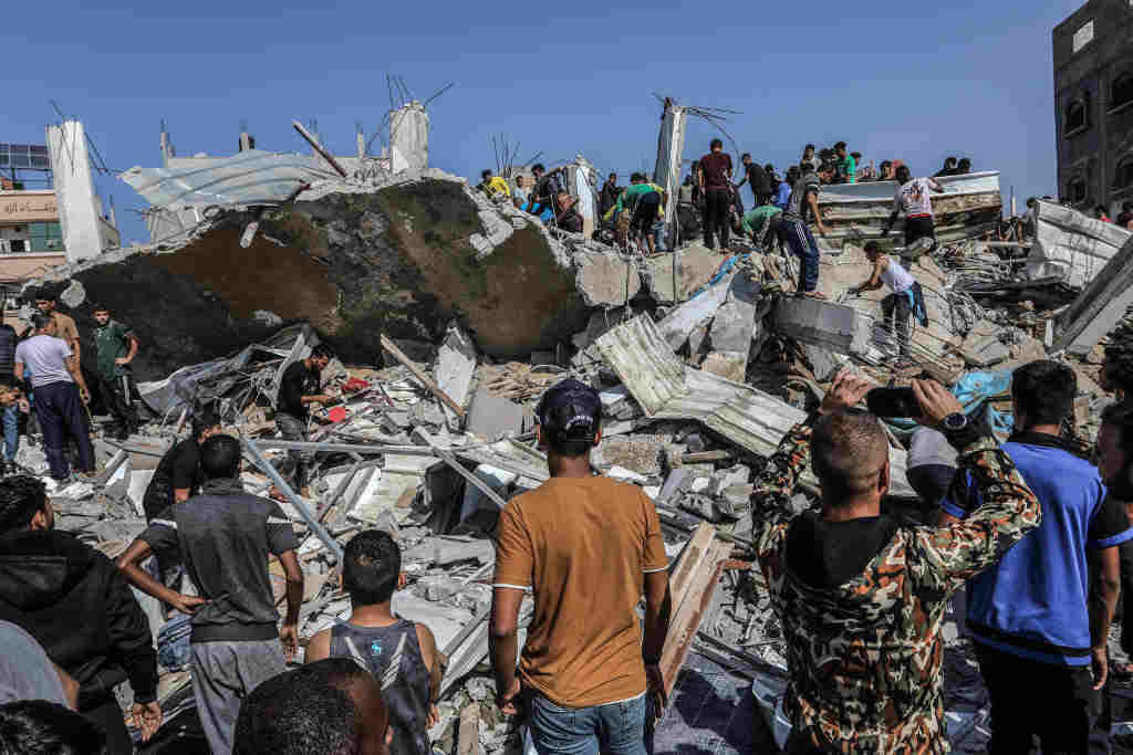Cascallos tras un bombardeo israelís hoxe contra Gaza. (Foto: Abed Rahim Khatib / dpa)