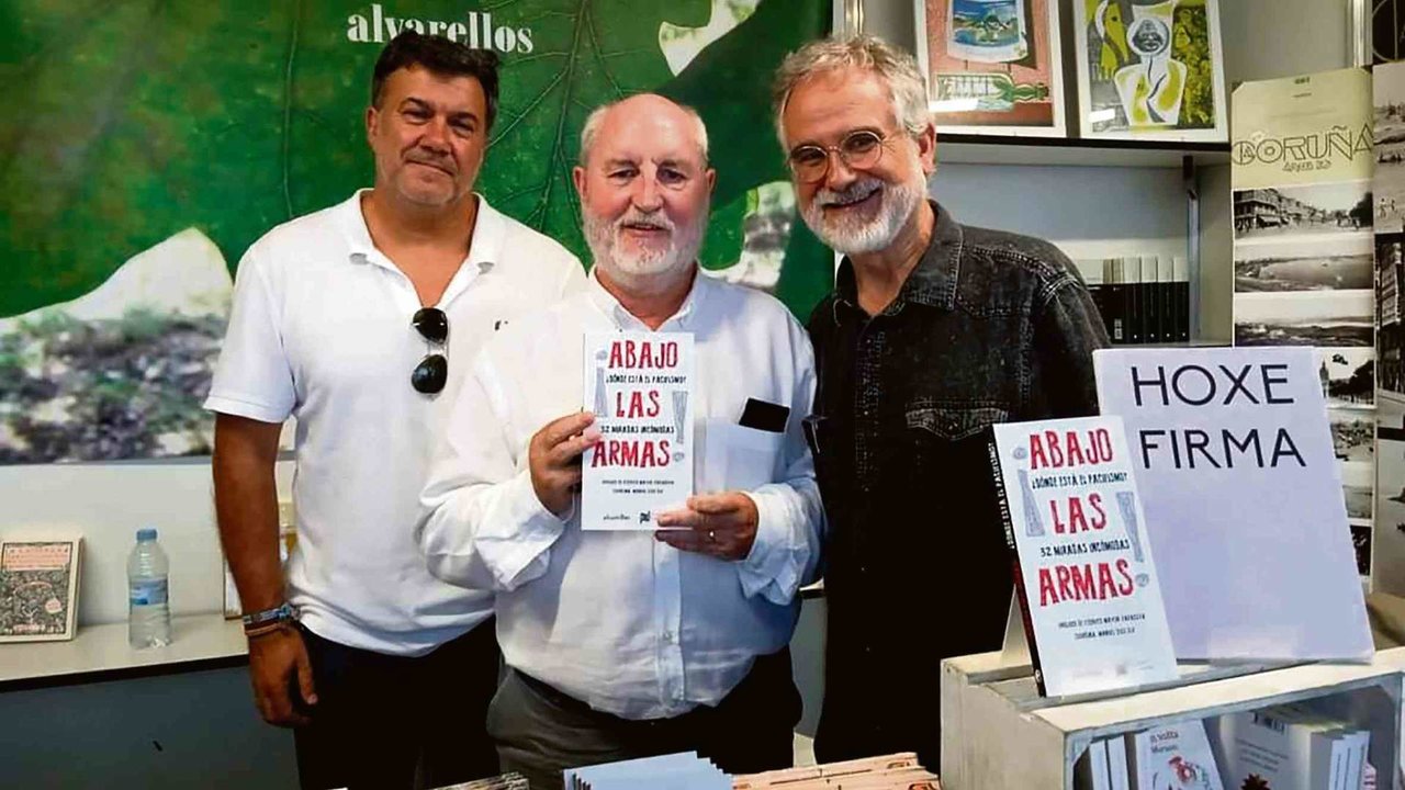Emilio Grandío, Manolo Dios e Victorino Pérez na presentação '¡Abajo las armas!' no verão na Corunha (Foto: Nós Diario).