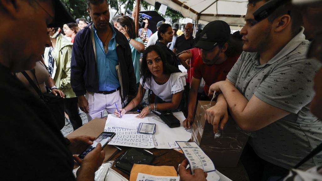 Reconto de papeletas nas eleccións primarias da oposición venezolana o pasado 22 outubro. (Foto: Jesus Vargas / DPA)