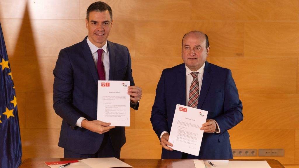 Pedro Sánchez e Andoni Ortuzar, asinando o pacto de PSOE e PNV esta sexta feira. (Foto: Eduardo Parra / Europa Press)