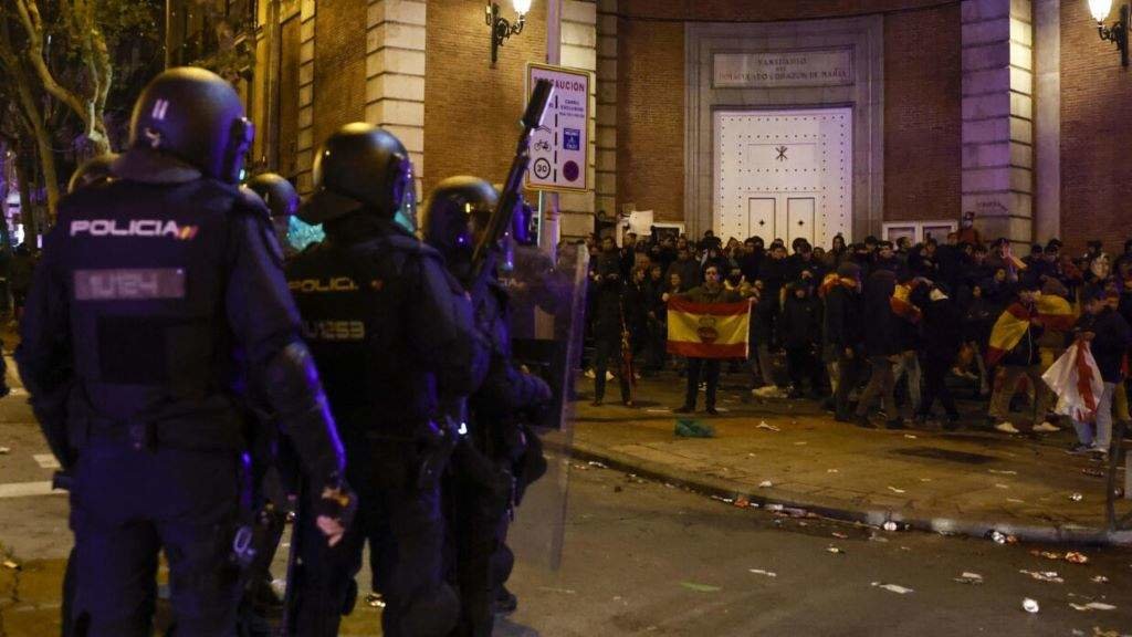Enfrontamentos entre antidisturbios e manifestantes ultras en Madrid. (Foto: Oriol