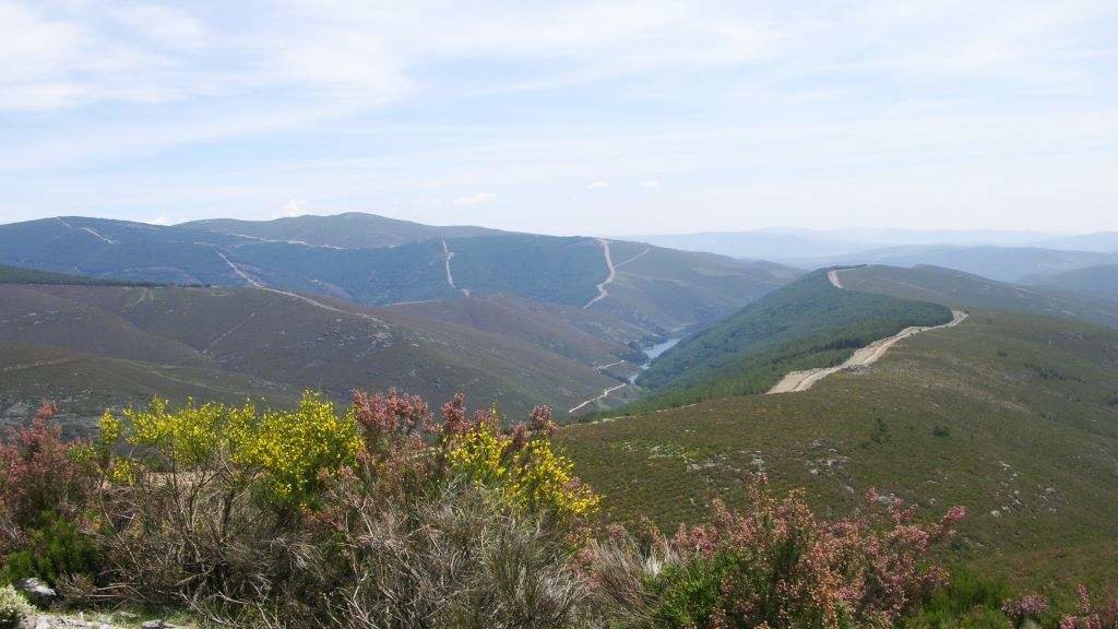 Vista do Parque desde a entrada. A Ribeira Pequena, entre os lombos do Lameiro e o Monte do Invernadeiro, e, ao fondo, a Serra da Pena.