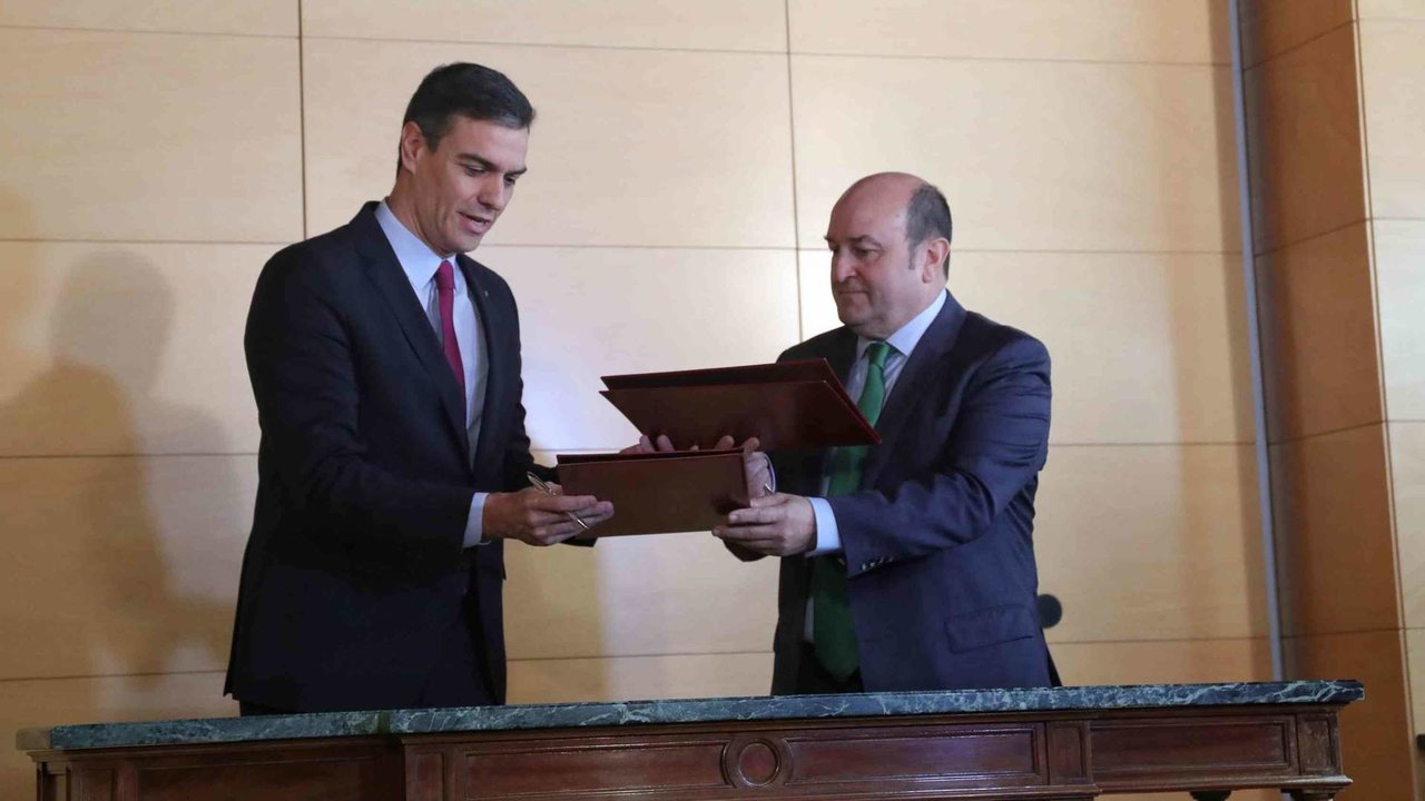 Sánchez e Ortuzar asinaron o pacto esta quinta feira (Foto: Jesús Hellín / Europa Press).