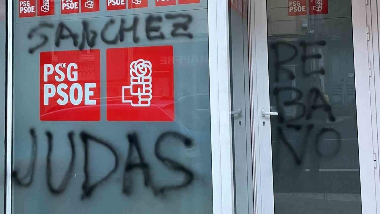 As pintadas no exterior da sede do PSOE en Vimianzo (Foto: PSOE).