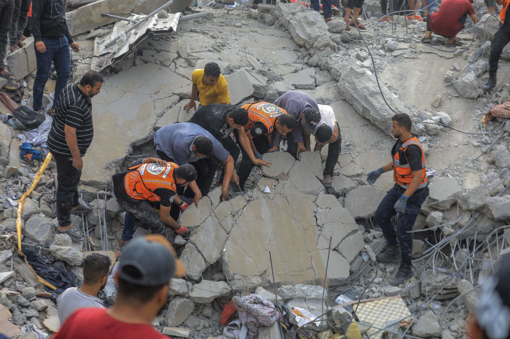 EuropaPress_5570942_12_november_2023_palestinian_territories_khan_yunis_civilians_and_rescuers