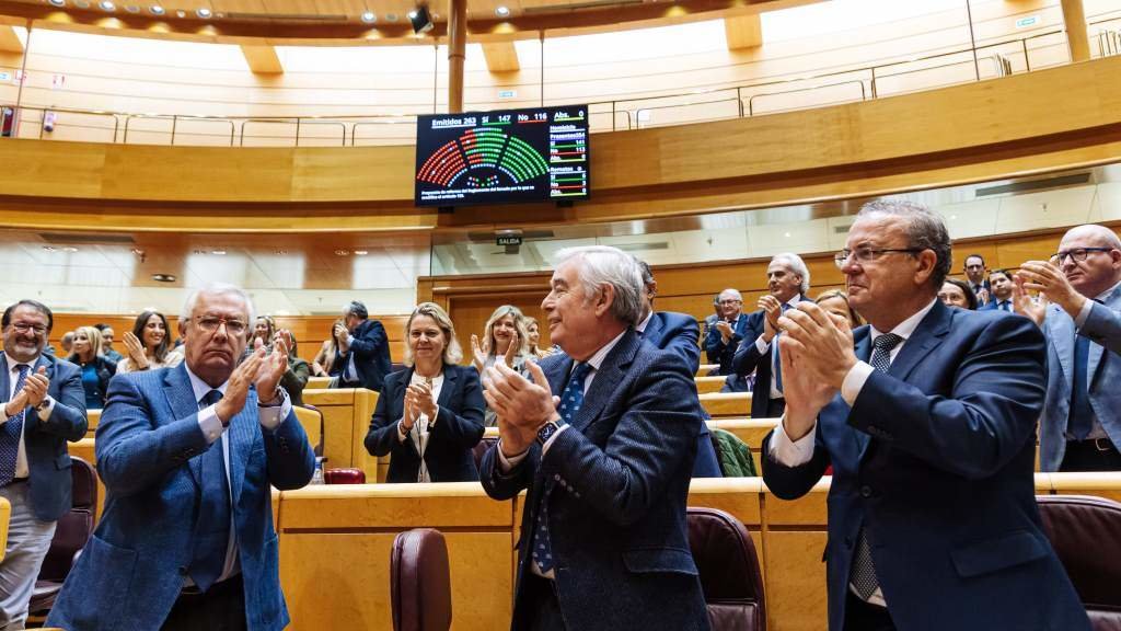 O senador popular Javier Arenas aplaude após facer valer o PP a súa maioría absoluta para aprobar a reforma. (Foto: Carlos Luján / Europa Press)