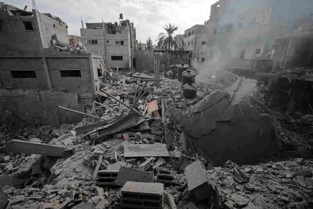Edificio destru&iacute;do no campo de refuxiados de Bureij, no centro de Gaza, por un bombardeo israel&iacute; (Foto: Rizek Abdeljawad / Xinhua News / Contactophoto).