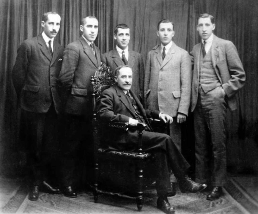 Uxío Carré cos seus fillos: de esquerda a dereita, Gonzalo, Leandro, Uxío, Lois e Carlos.