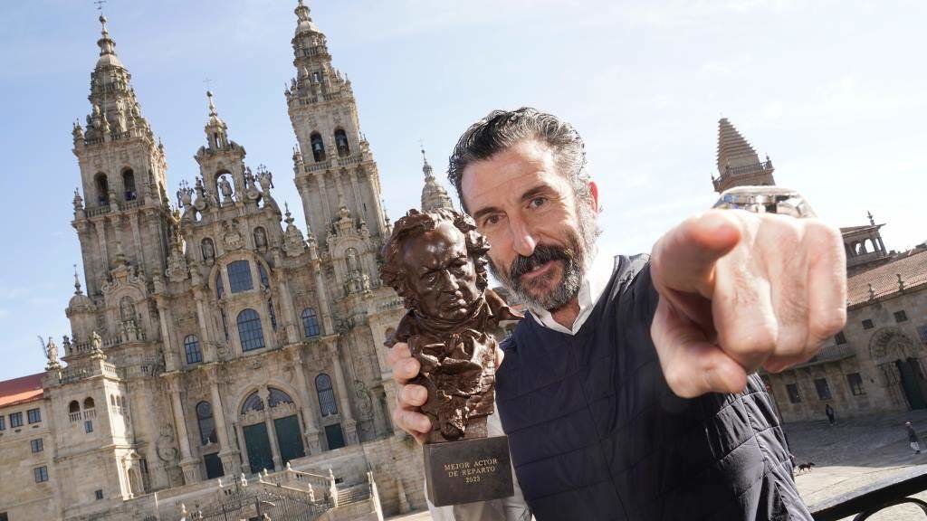 Luís Zahera posa co seu Goya por 'As bestas' desde o Pazo de Raxoi de Santiago. (Foto: Álvaro Ballesteros / Europa Press)