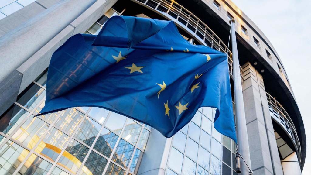Bandeira da UE fronte á sede do Parlamento Europeo en Bruxelas. (Foto: Philippe Buissin / European Parliament / DPA)
