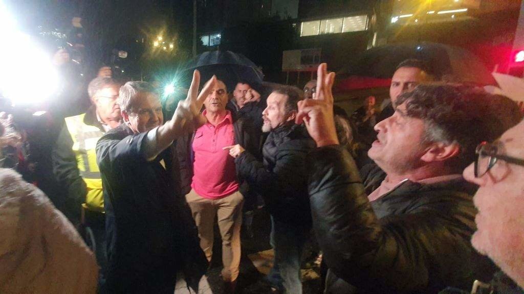 Abel Caballero facendo o xesto do 'V' ante o persoal mobilizado de Vitrasa. (Foto: Europa Press)